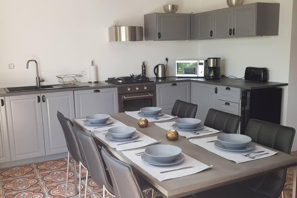 Rue Basse - Village House Overlooking The Pyrenees Montréal المظهر الخارجي الصورة