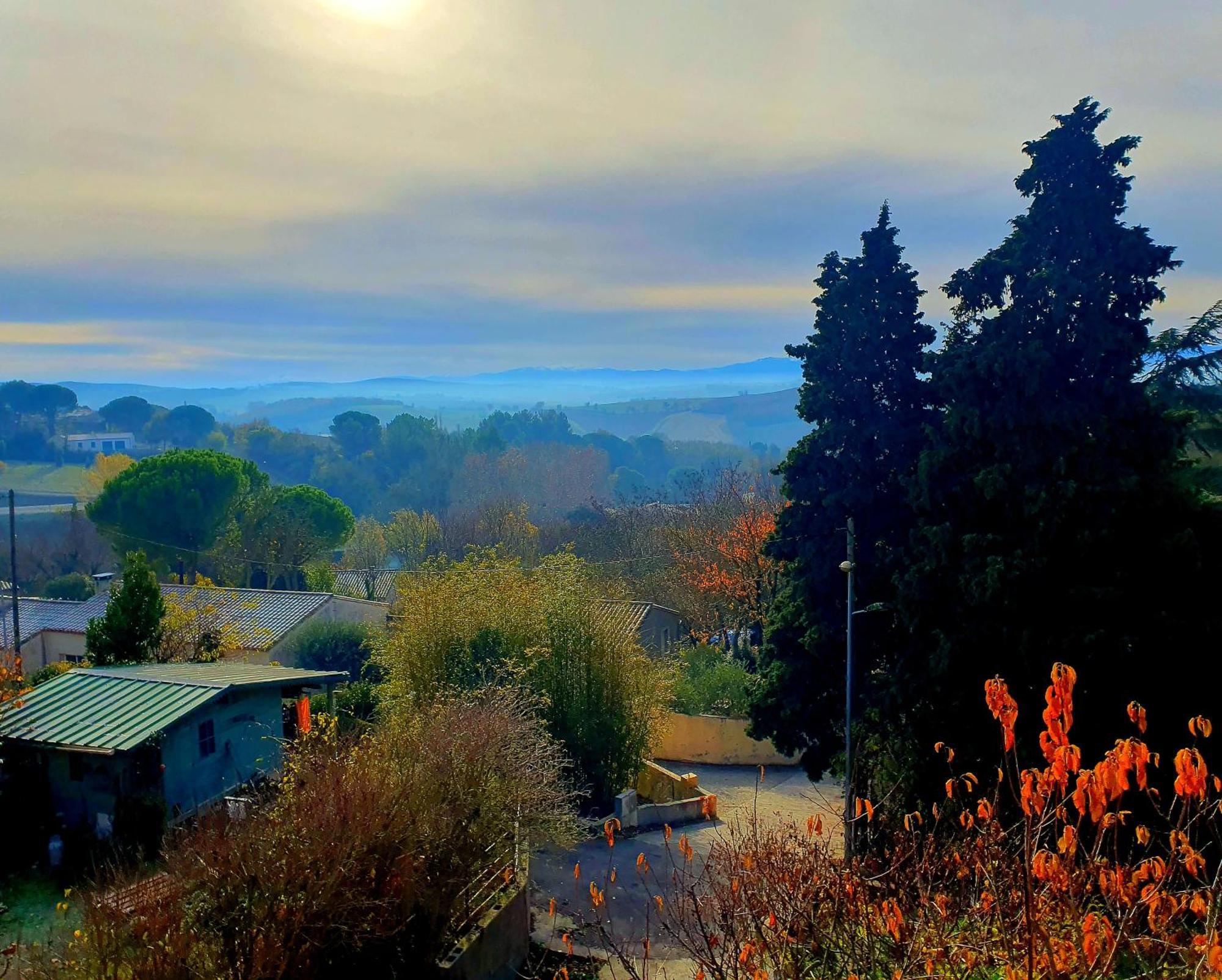 Rue Basse - Village House Overlooking The Pyrenees Montréal المظهر الخارجي الصورة